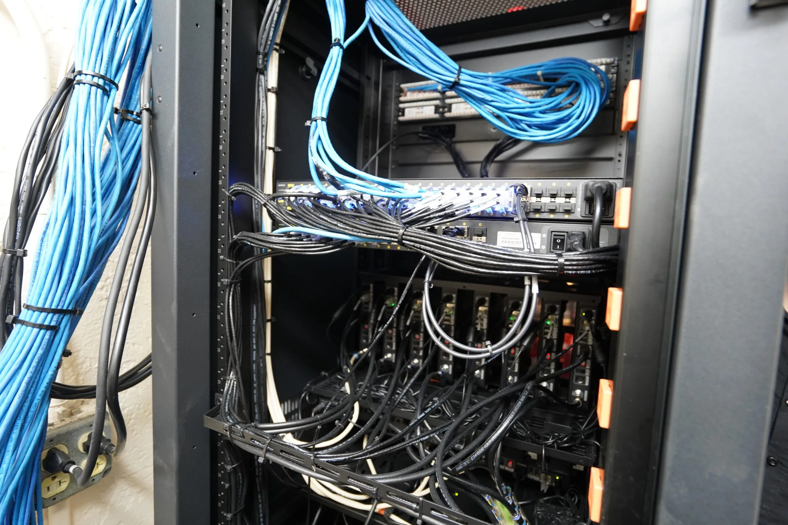 AV Rack Cable Management: How Clean Bundles Prevent Hardware Fatigue