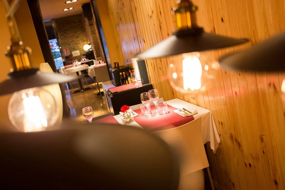 Immersive Dining & Bar Experiences: LED Video Walls, Spatial Audio & Synchronized Lighting