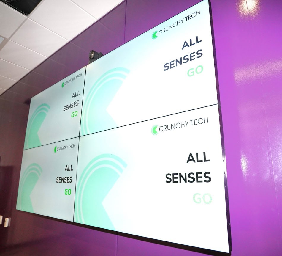 Crunchy Tech display with 'All Senses Go' message.