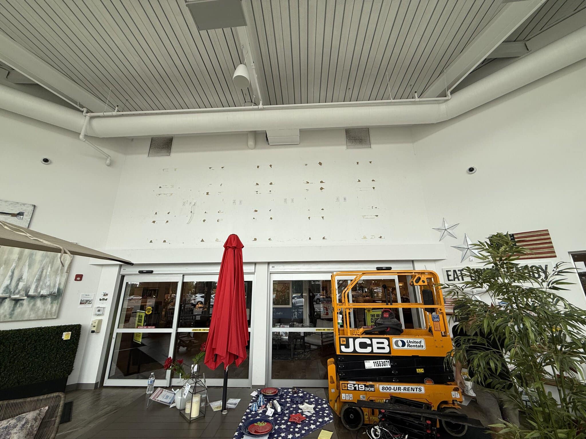 Indoor space with equipment and decor elements.